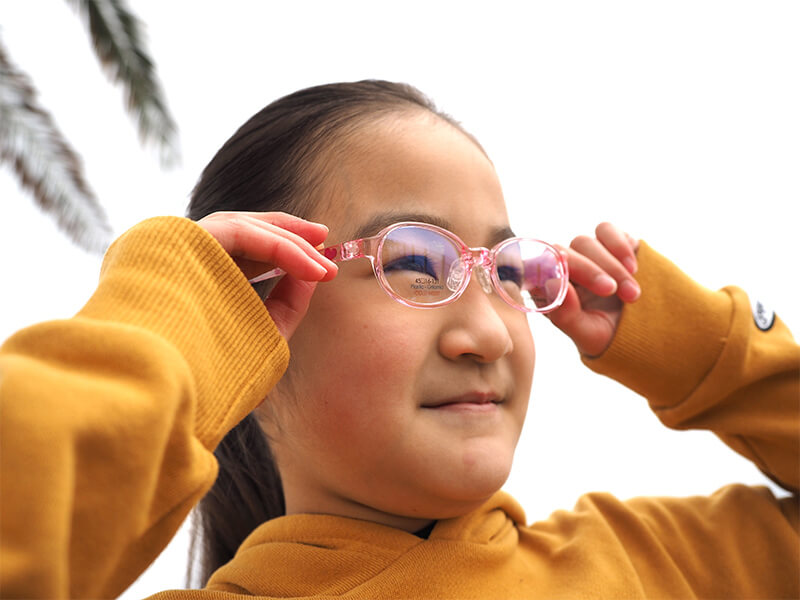 子供さんのメガネを作る場合は、まず眼科を受診してください。